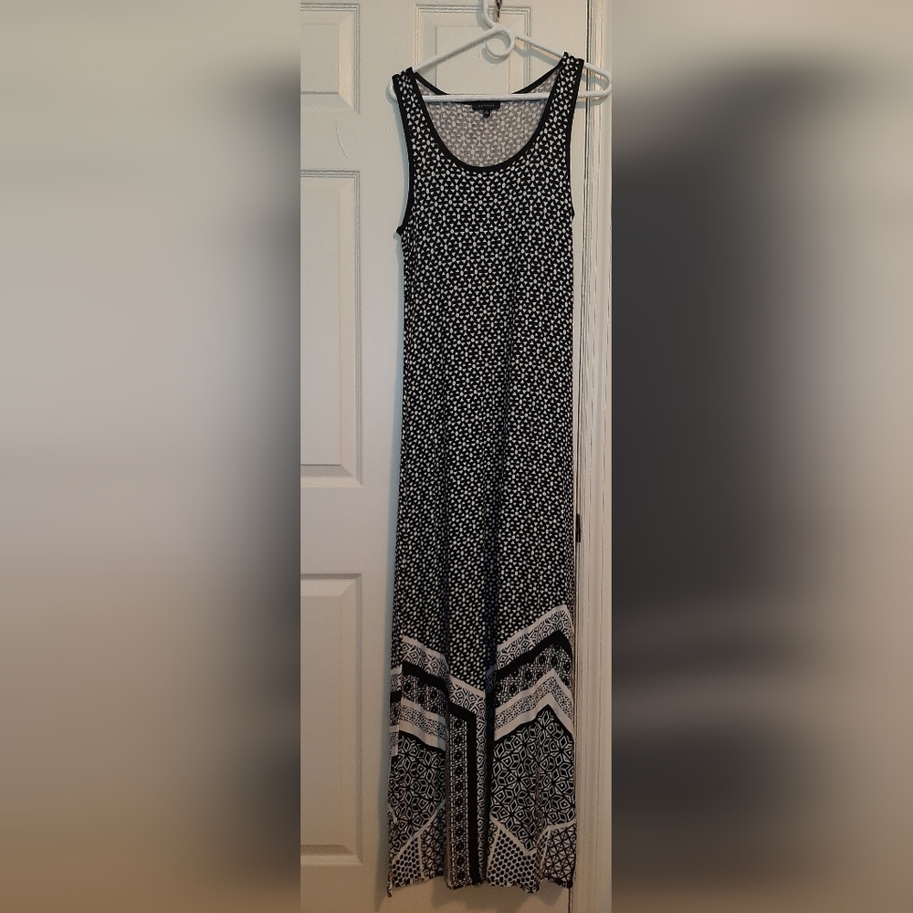 Black with white design Long Sleeveless Maxi Dress. Size Medium